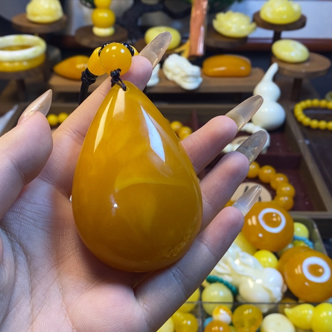 S***L鸡油黄浅飘花大号吊坠一个