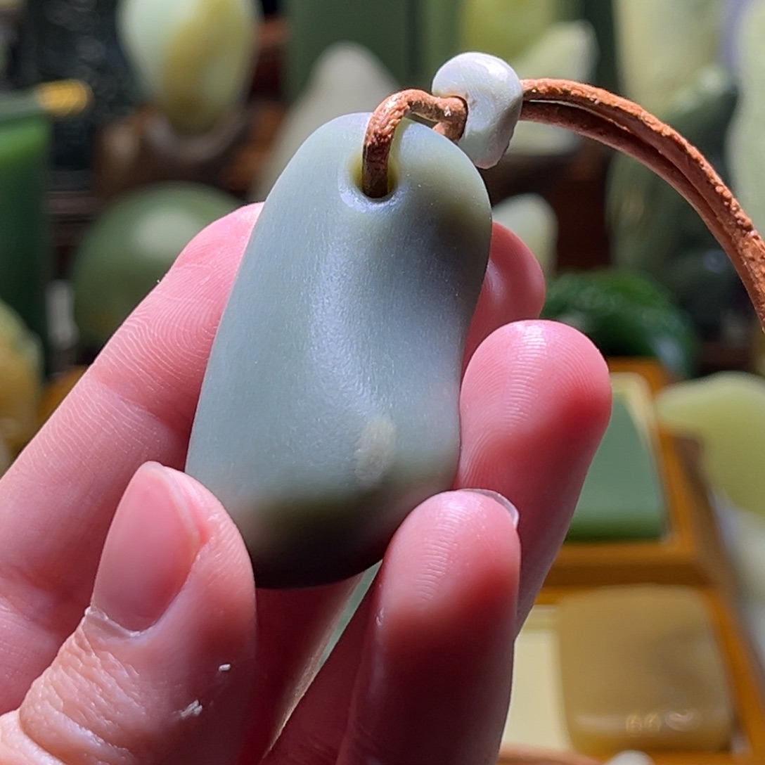 起***要和田玉未镶嵌颈饰