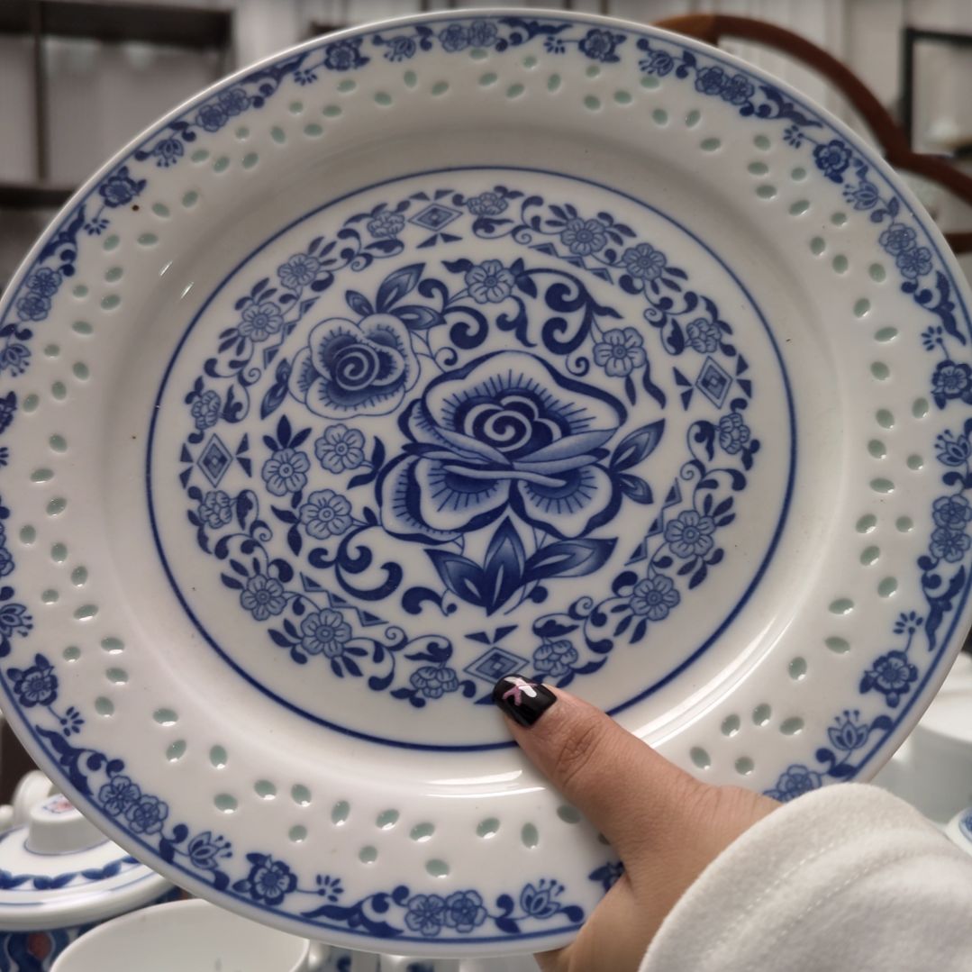 陶瓷釉下彩梅英10寸平盘一个