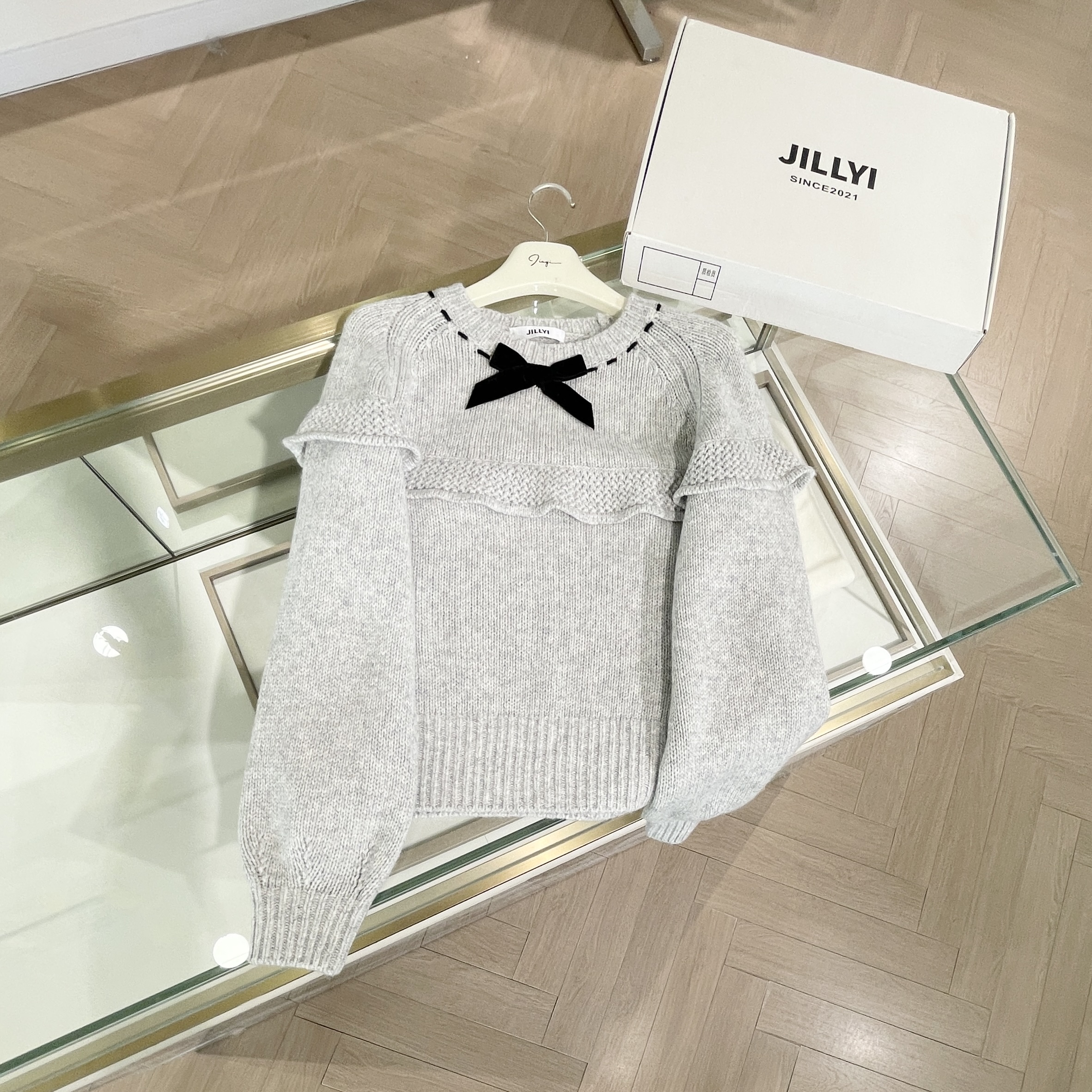 JILLYI【雪山秘境】灰色圆领领口小蝴蝶结少女风时尚气质针织衫