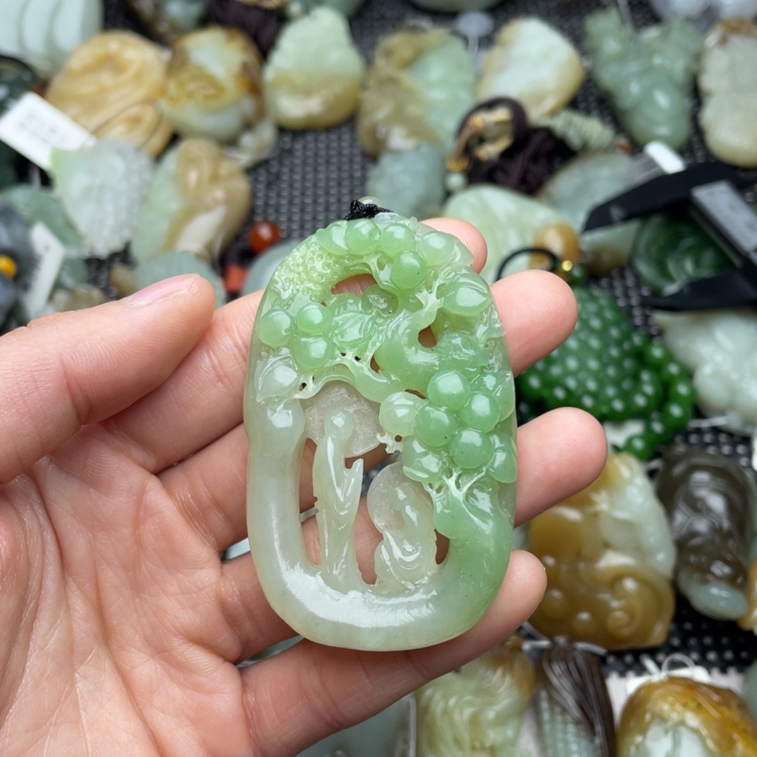 那***莲和田玉未镶嵌颈饰