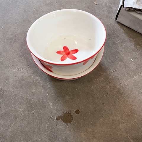 微瑕，不能明火，口径16厘米，宽7，2个黄红花碗