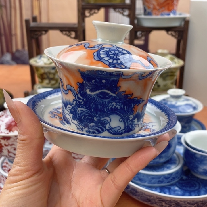 摆件陶狮子绣球马蹄盖碗