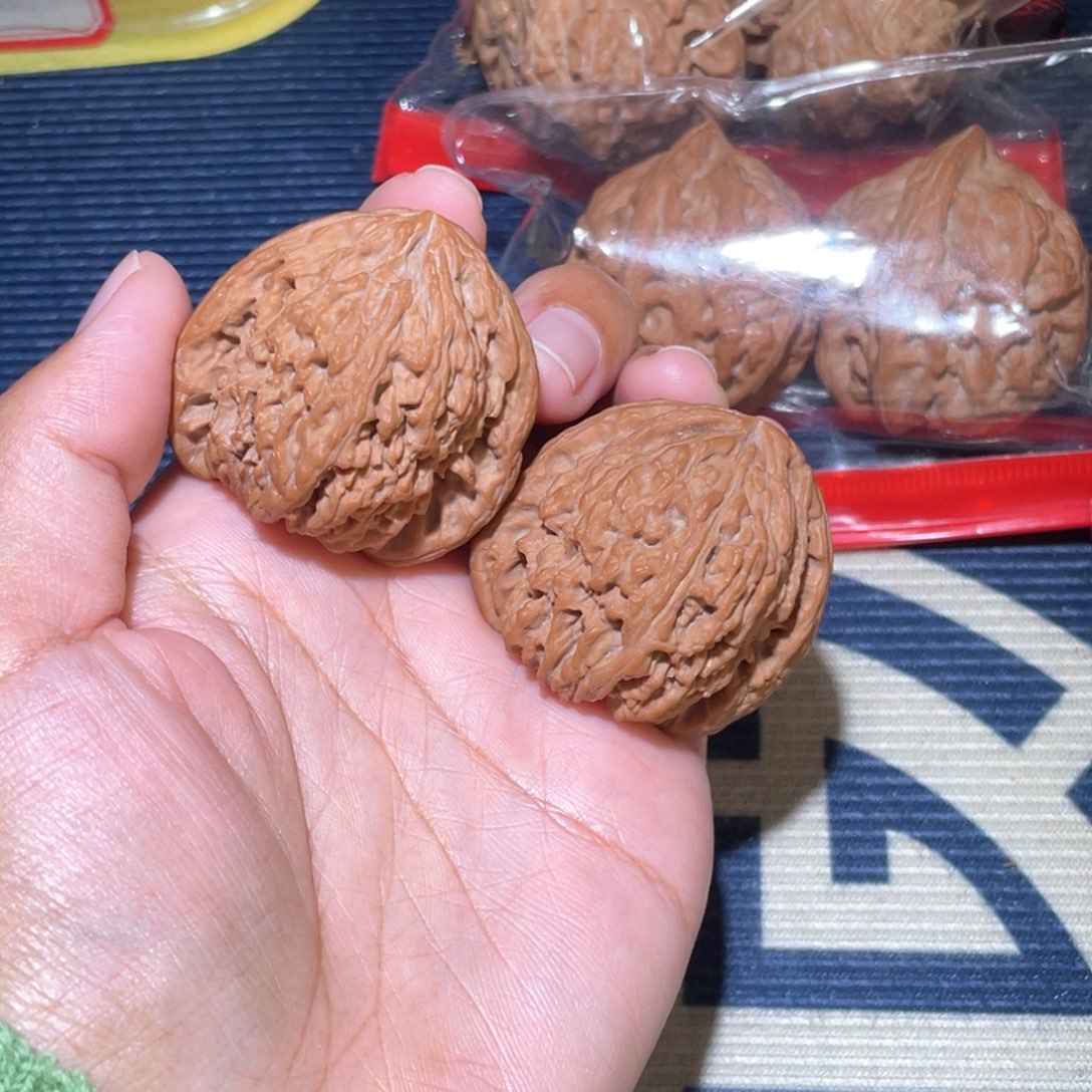 文玩核桃吊坠小*色凹底南疆石40