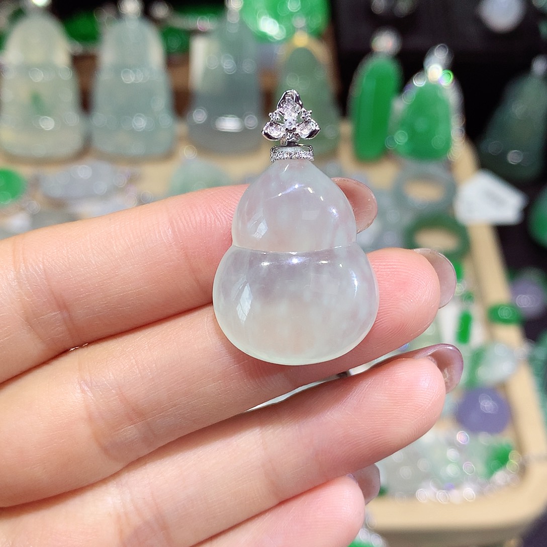 颈饰18K金镶嵌翡翠葫芦