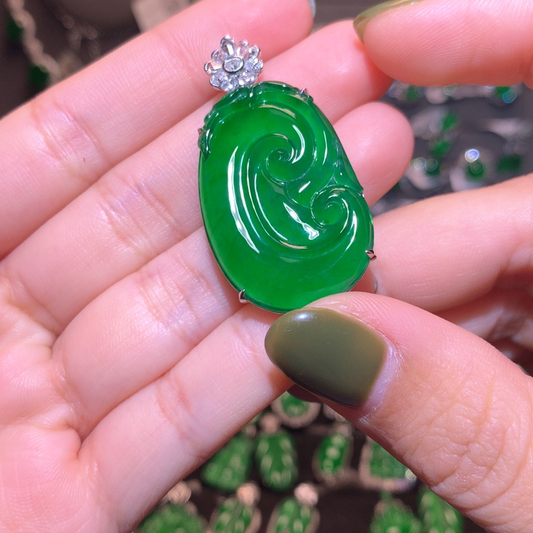 翡翠颈饰18K金镶嵌如意