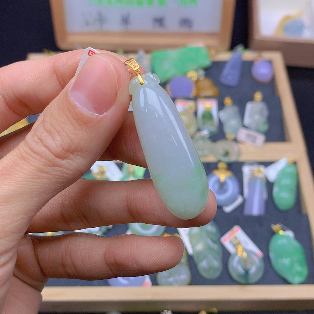 翡翠颈饰18K金镶嵌翡翠