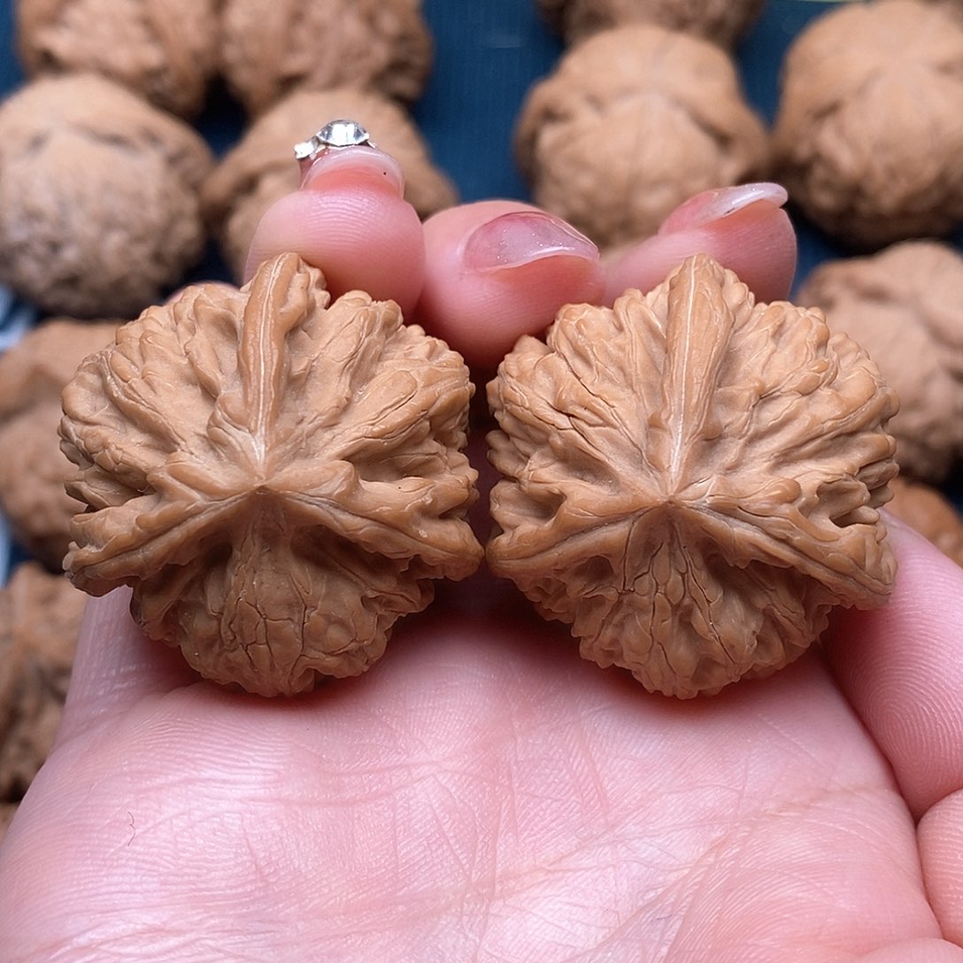 文玩核桃吊坠玉龙