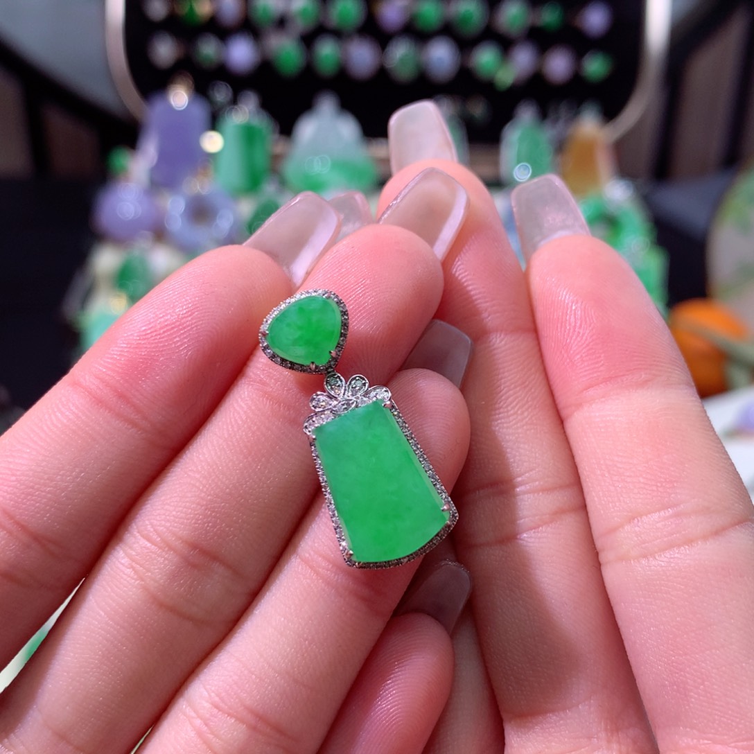 翡翠颈饰18K金镶嵌翡翠