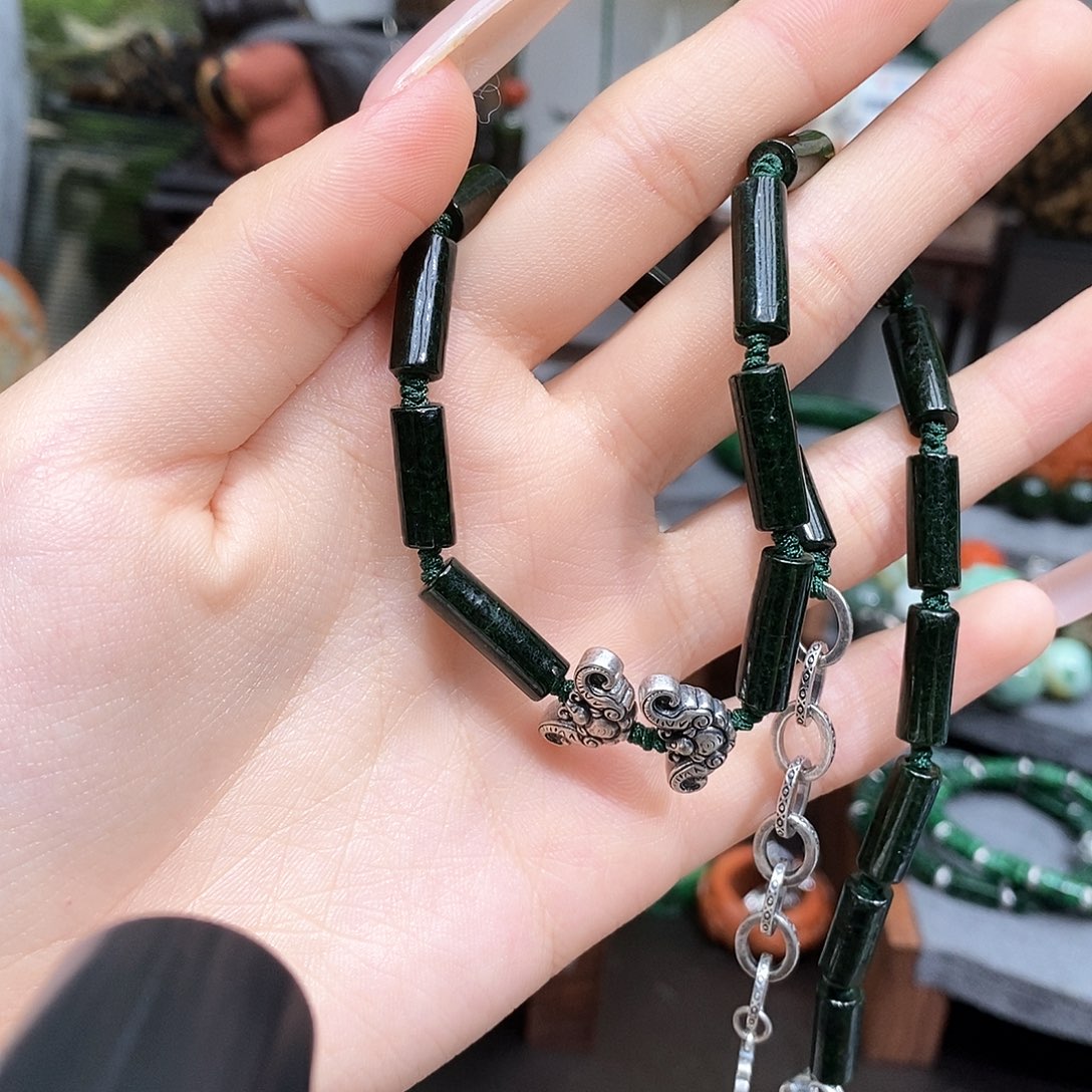 翡翠未镶嵌颈饰漂亮美眉