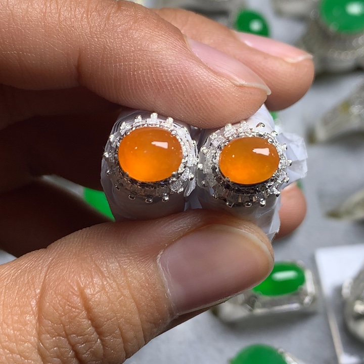 翡翠未镶嵌戒指铜托，卖裸石，需要二次镶嵌