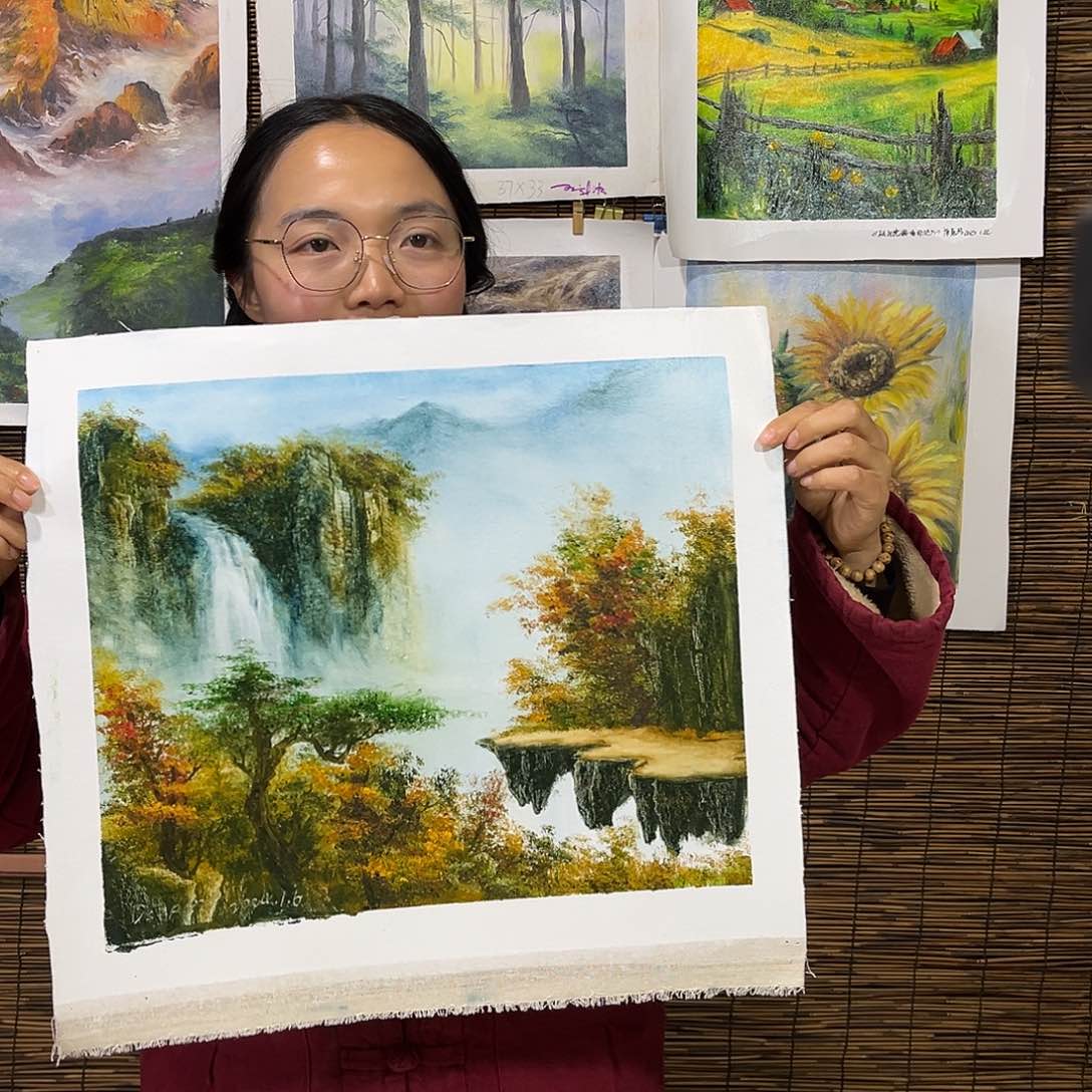 油画行路人小院绘画作品