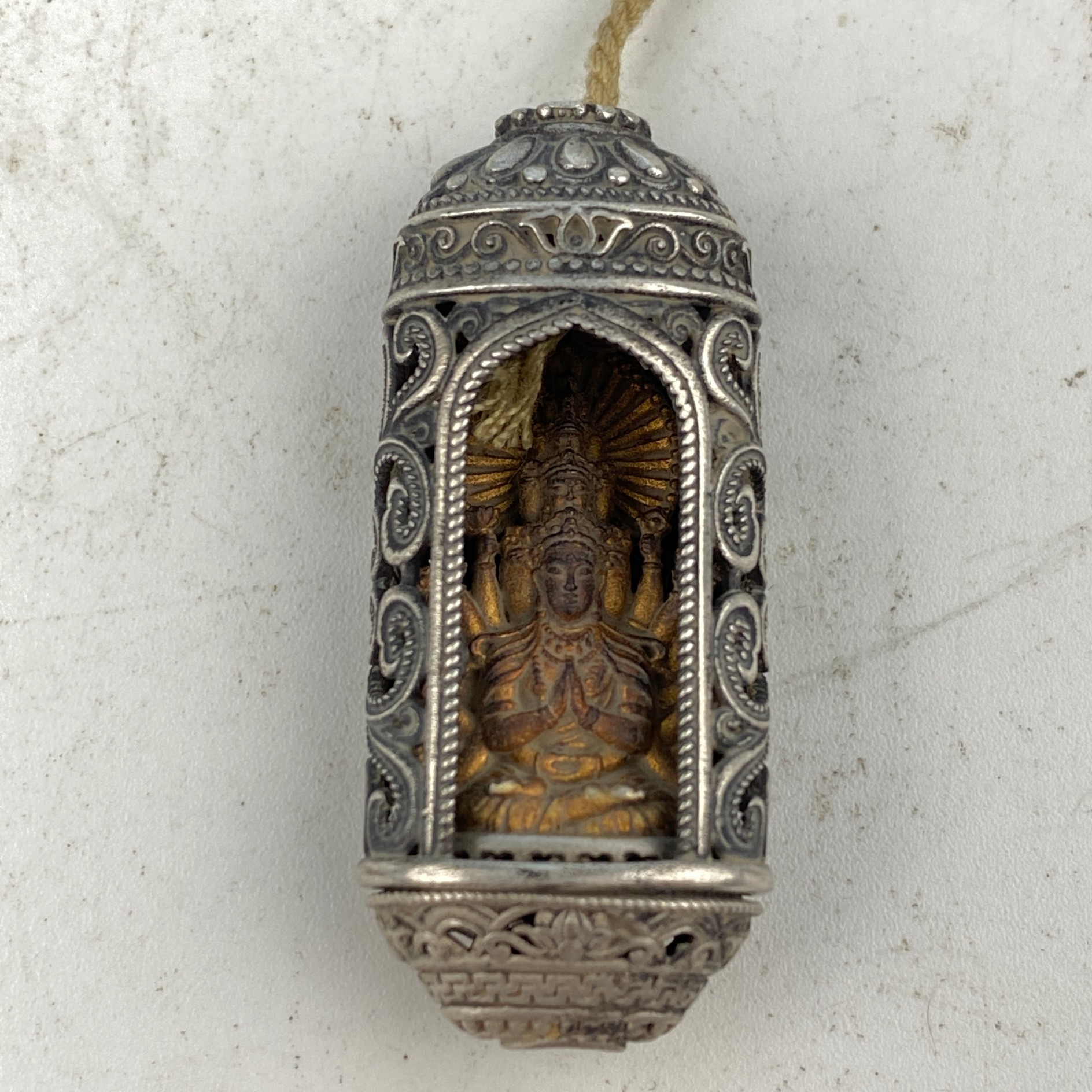 ZBM·20世纪前期银鎏金千手观音嘎乌盒(银)39mm12gZBM25121020