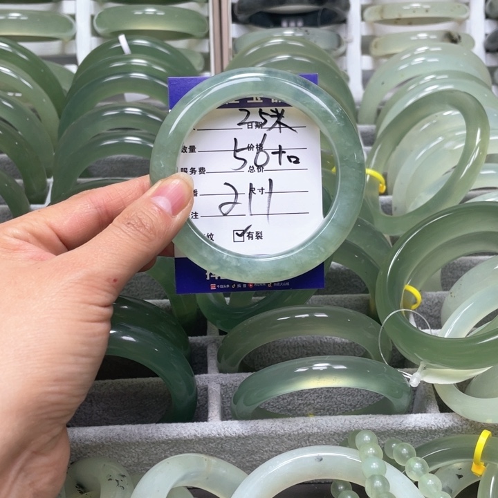 蛇纹石玉手镯未镶嵌