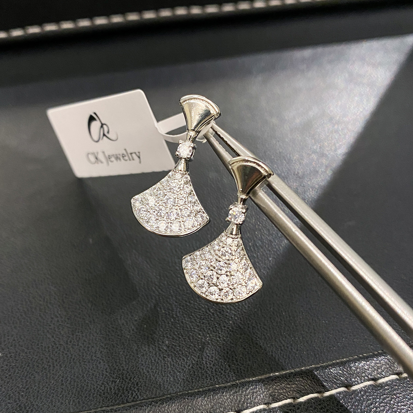 钛钢锆石耳饰 银色 镶钻扇形小裙子耳钉 E7001