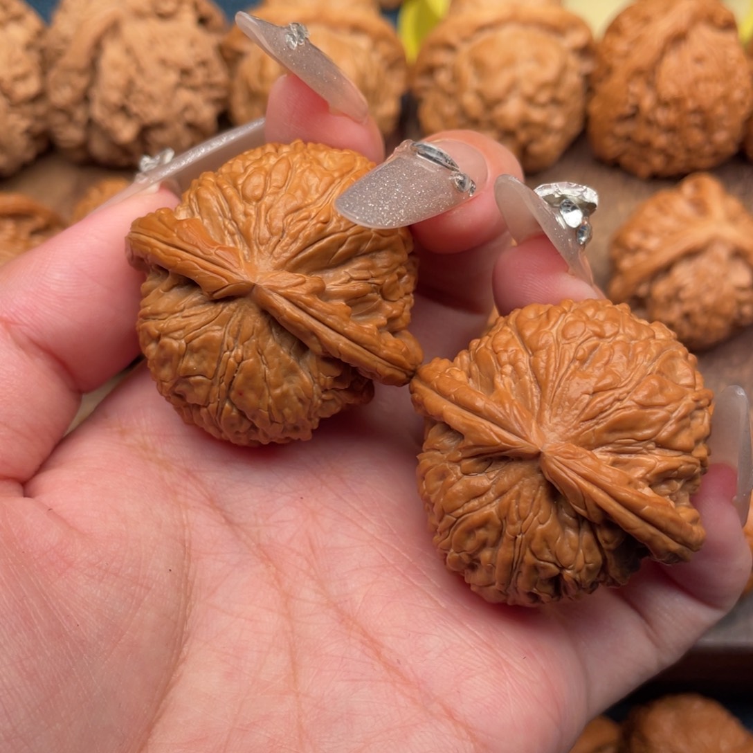 文玩核桃吊坠红皮球白40