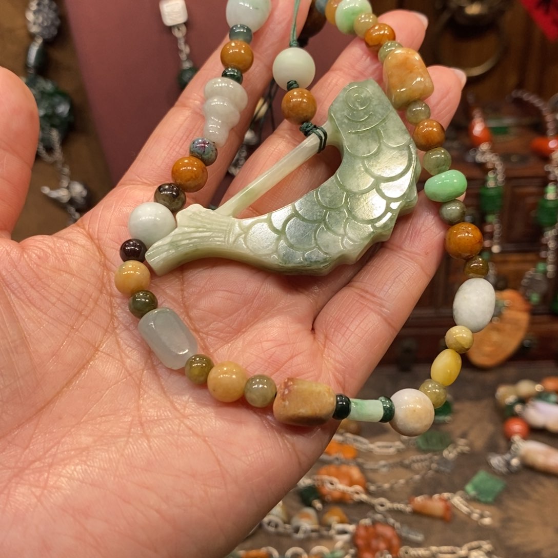 翡翠吊坠(赠链)未镶嵌