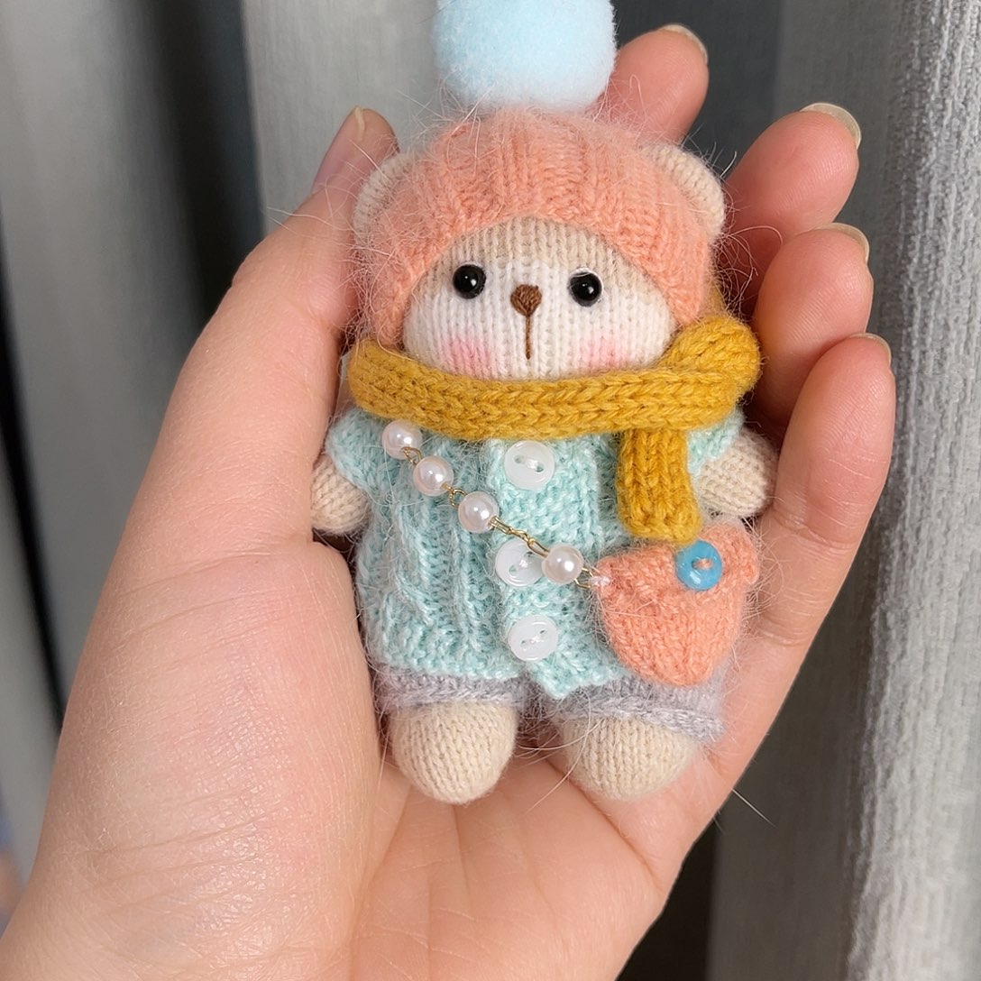 手工编织棒针啵啵熊配娃包