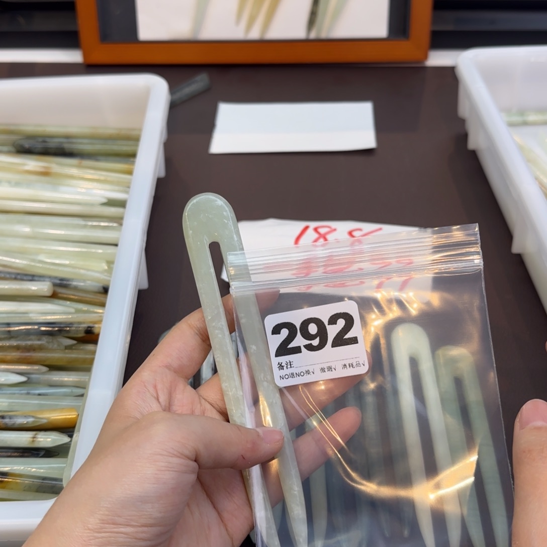 笑***羊蛇纹石玉合金发饰