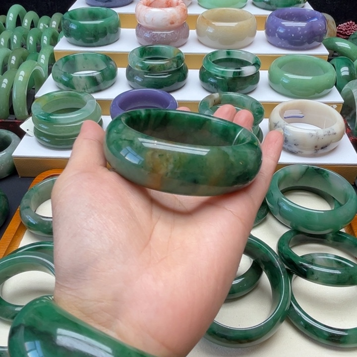 可***姥石英质玉（非洲翠）未镶嵌手镯