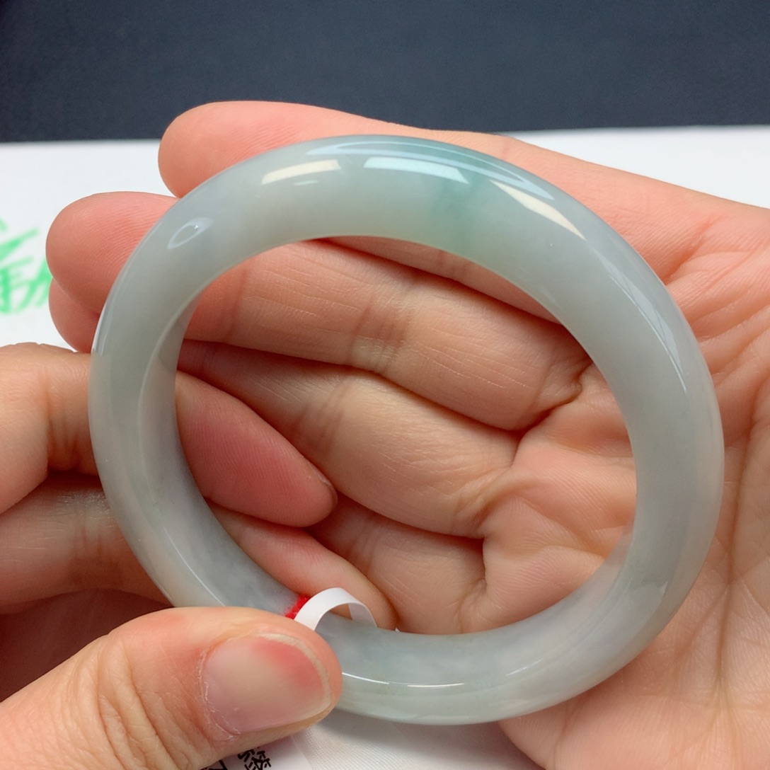 翡翠手镯未镶嵌55圈