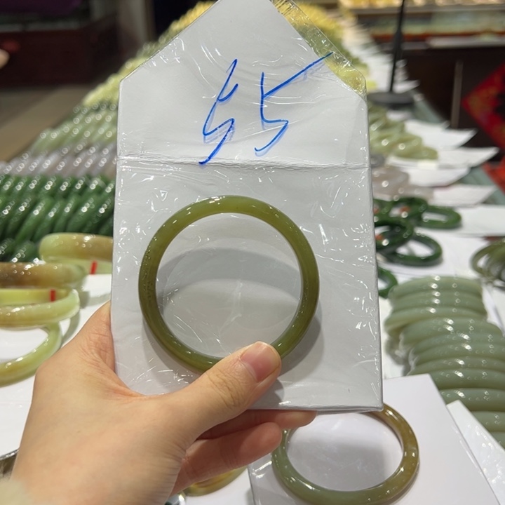 和田玉未镶嵌手镯