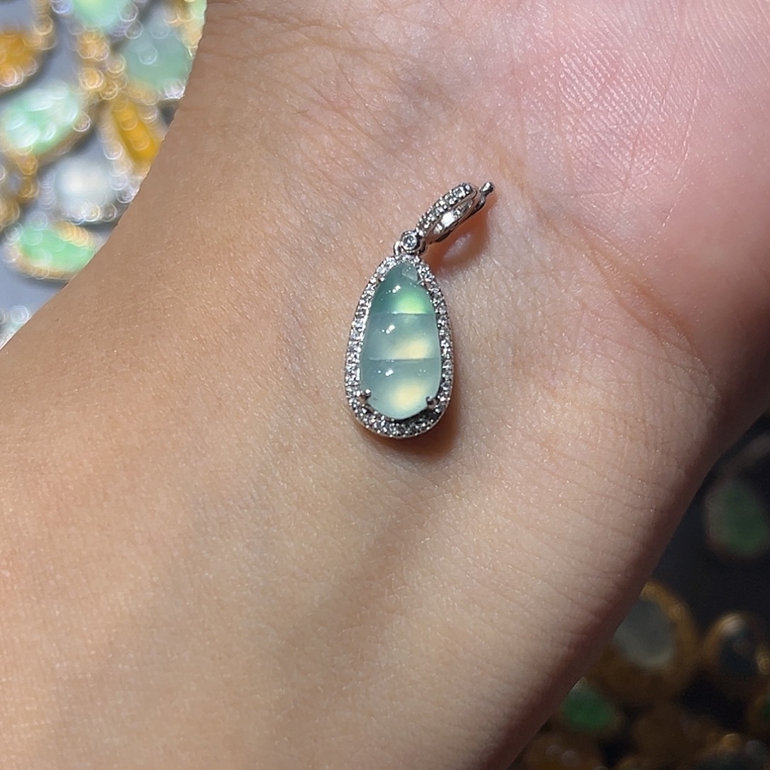 翡翠18K金镶嵌颈饰