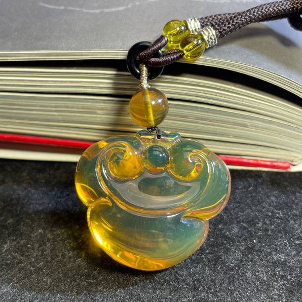 老矿黄茶爱心如意锁吊坠