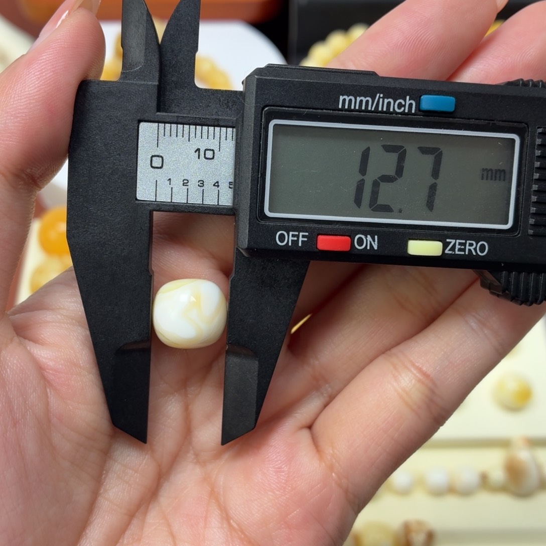 琥珀未镶嵌珠宝奇石乌料瓷白花蝴蝶纹老型珠12.7mm