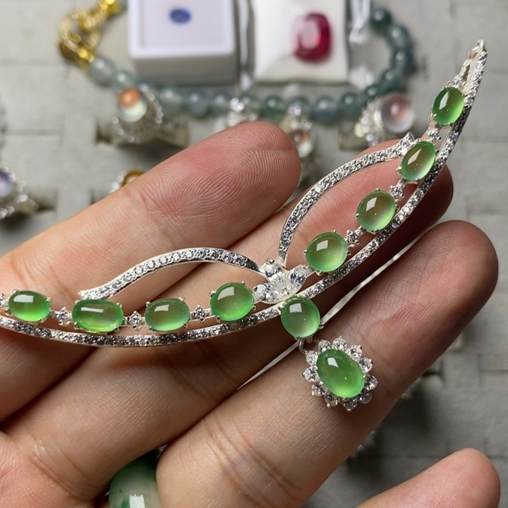 定制翡翠未镶嵌玻璃种木纳绿6mm