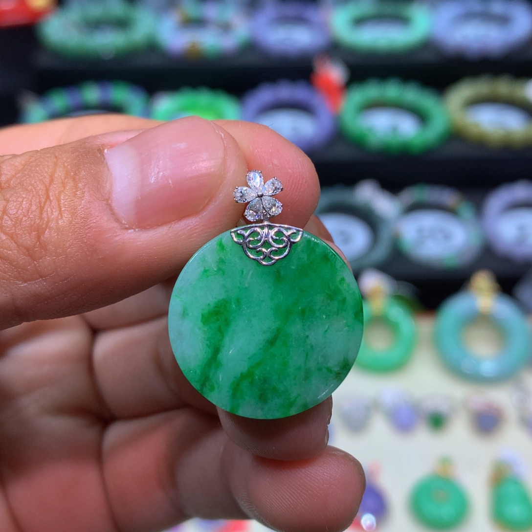 翡翠18K金镶嵌颈饰