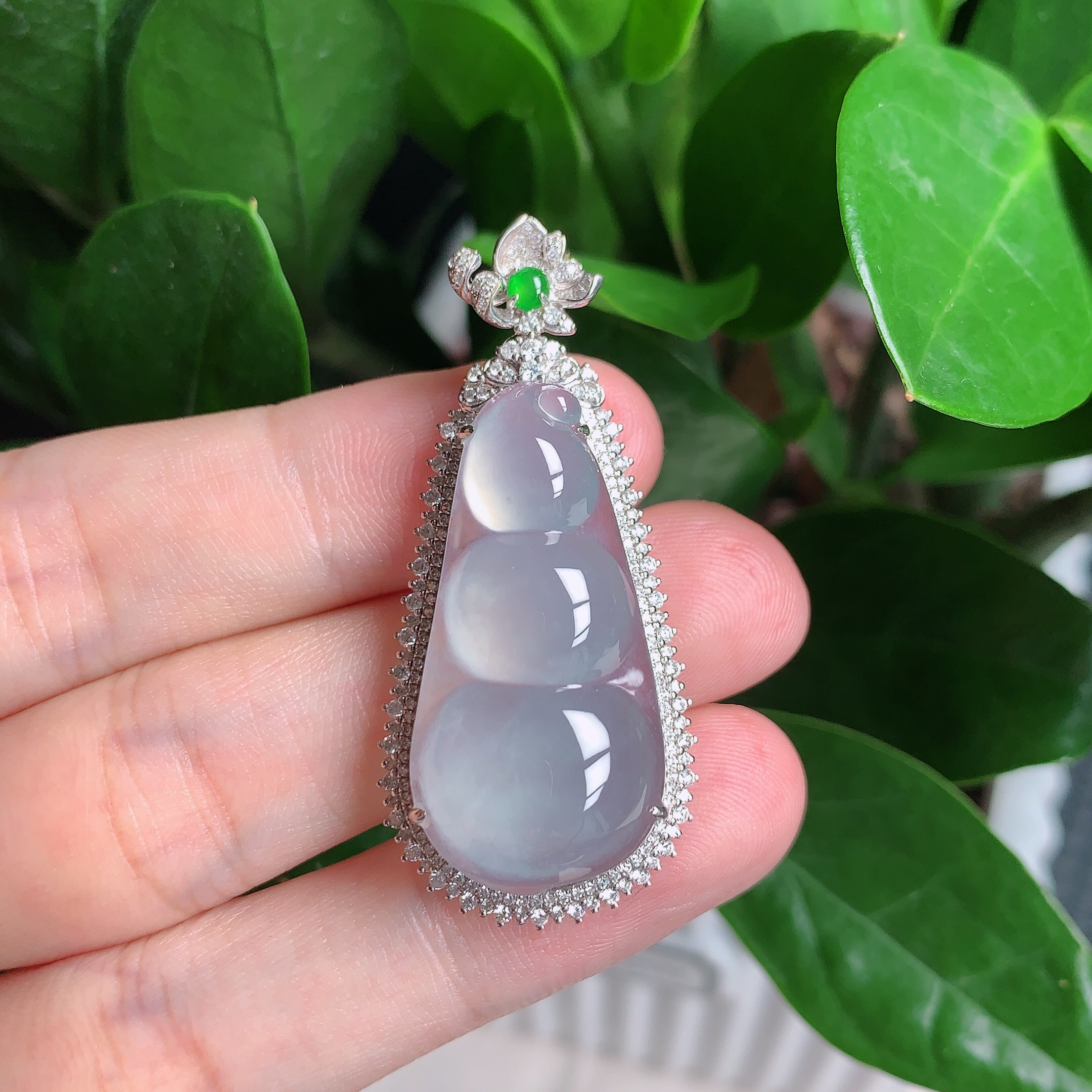 天然翡翠A货，18k金高冰福豆挂件48*21*10mm裸石33*17mm0623时尚