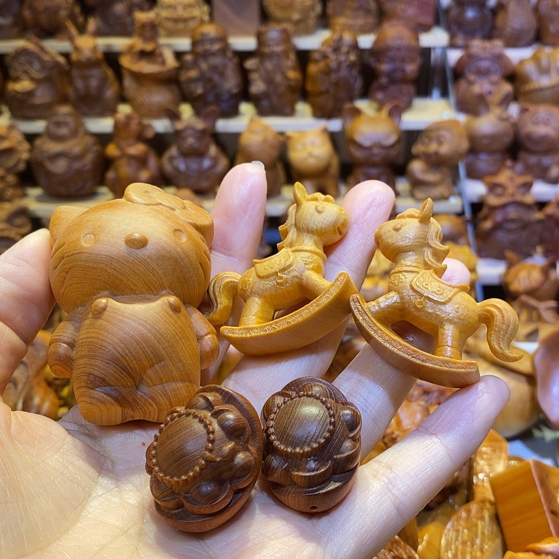 纳***妳木崖柏木雕手把件