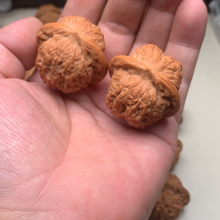文玩核桃吊坠血麒麟40