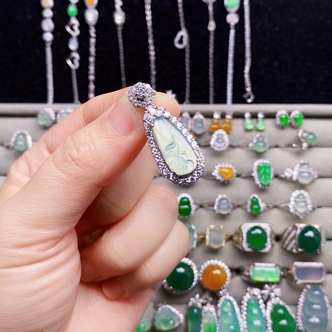 翡翠银S925镶嵌颈饰莲花