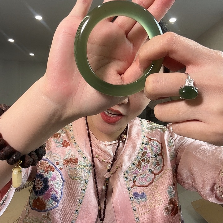 咪***米蛇纹石玉未镶嵌颈饰