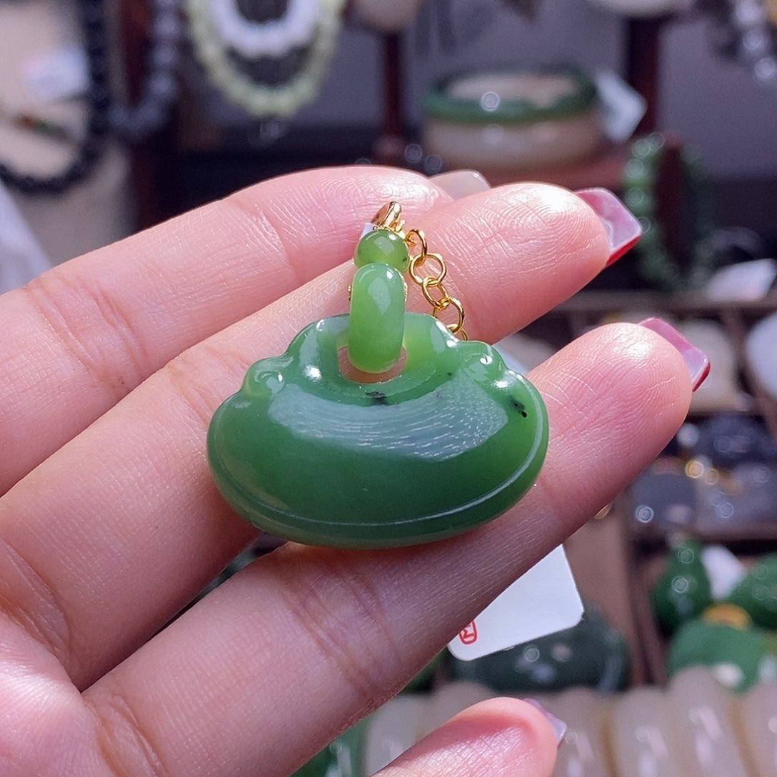 和田玉清货价乌兰海猕猴桃一体扣如意锁未镶嵌