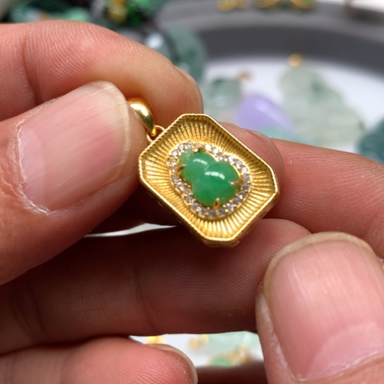 翡翠颈饰未镶嵌翡翠