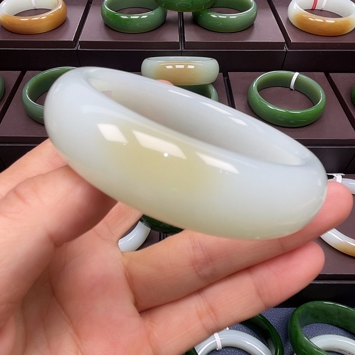 和田玉未镶嵌手镯