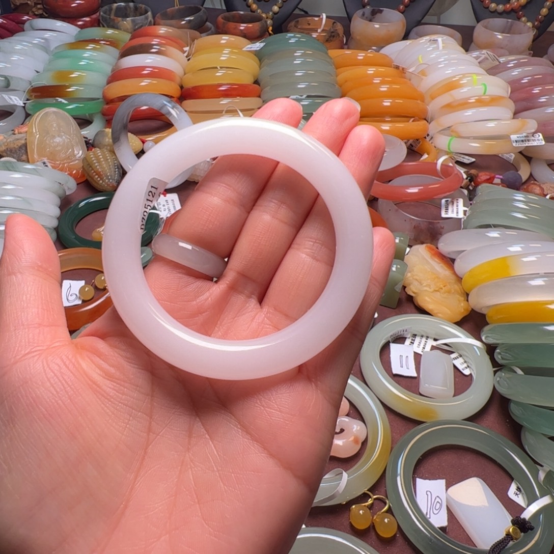 一***晓石英岩玉未镶嵌手镯