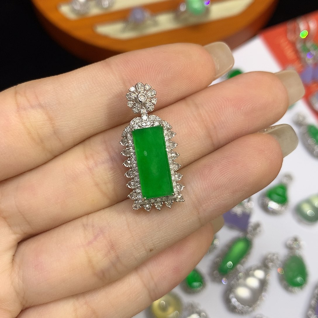 翡翠吊坠(赠链)18K金镶嵌