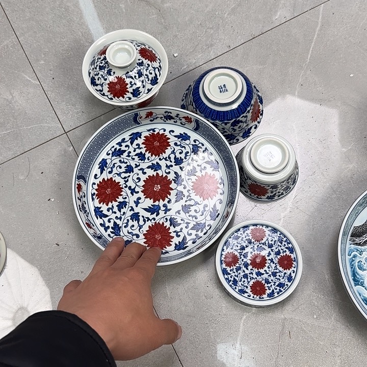 瓷片釉里红缠枝莲五件套