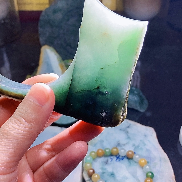 翡翠未镶嵌颈饰毛料54