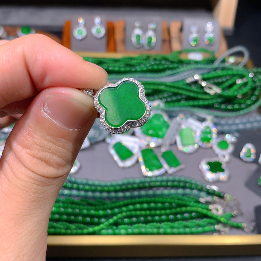 翡翠吊坠(赠链)未镶嵌天然