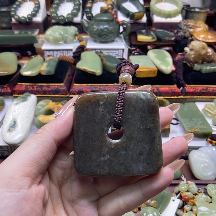 未镶嵌岫岩老玉（透闪石质玉）把件