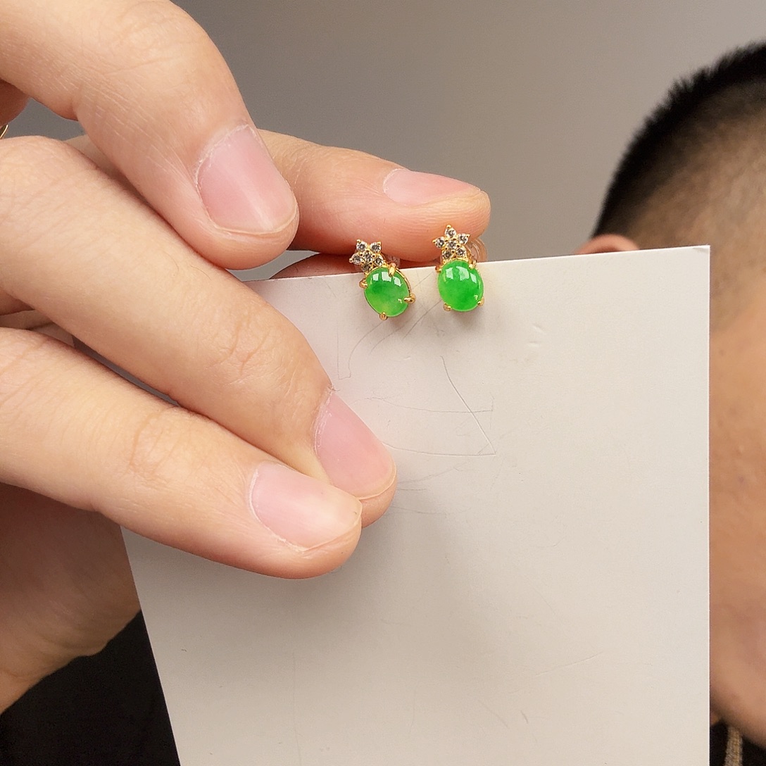 翡翠未镶嵌颈饰一对