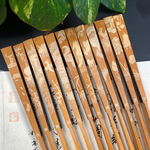戚有良纯手工雕刻十二生肖留青工艺文人竹扇95寸18方2.0扇面随机