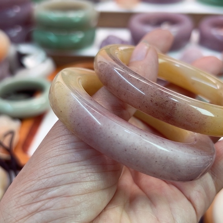 一***你石英岩玉未镶嵌手镯