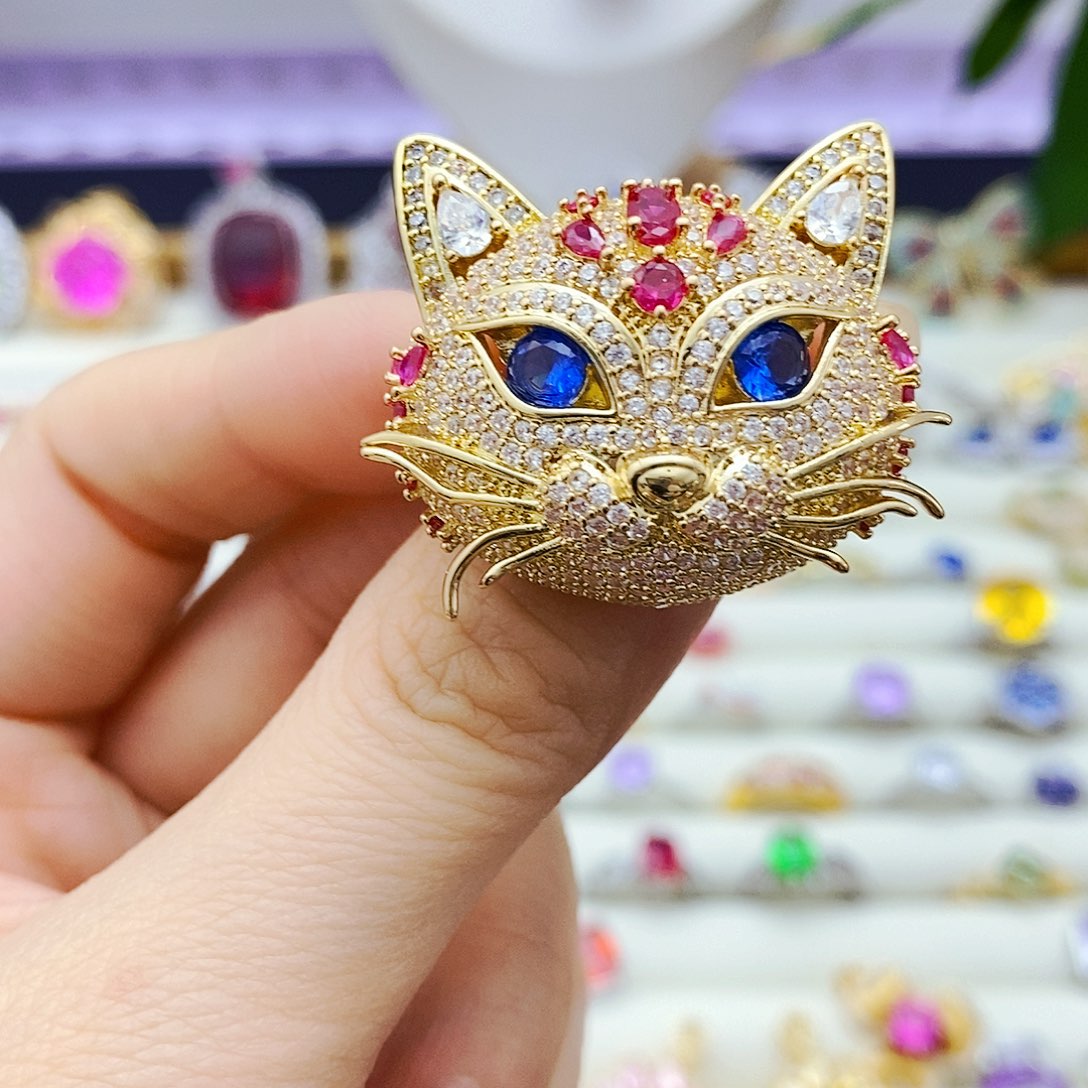 胸饰蓝宝石未镶嵌