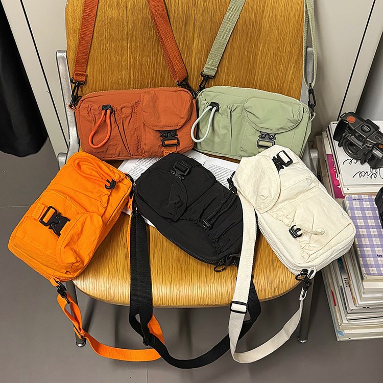 十八家少年斜跨ins挎包手机钥匙包休闲包轻松自由，小巧便捷小挎包